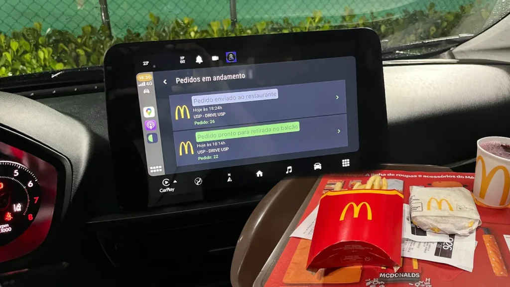 Interior do Fiat Pulse e lanche do McDonald's