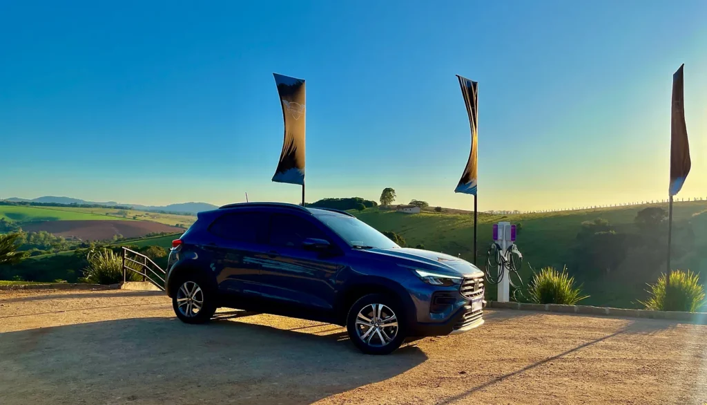 Fiat Pulse azul em meio a uma paisagem no Haras Tuiuti