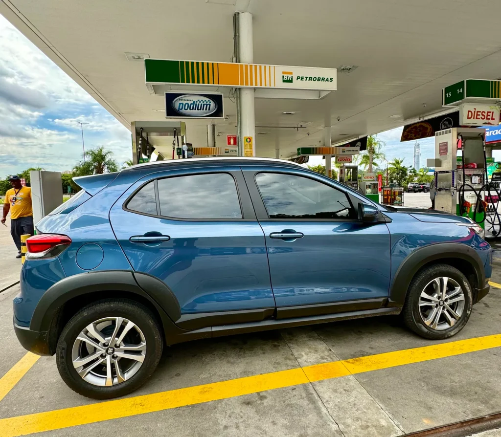 Fiat Pulse azul sendo abastecido com gasolina aditivada