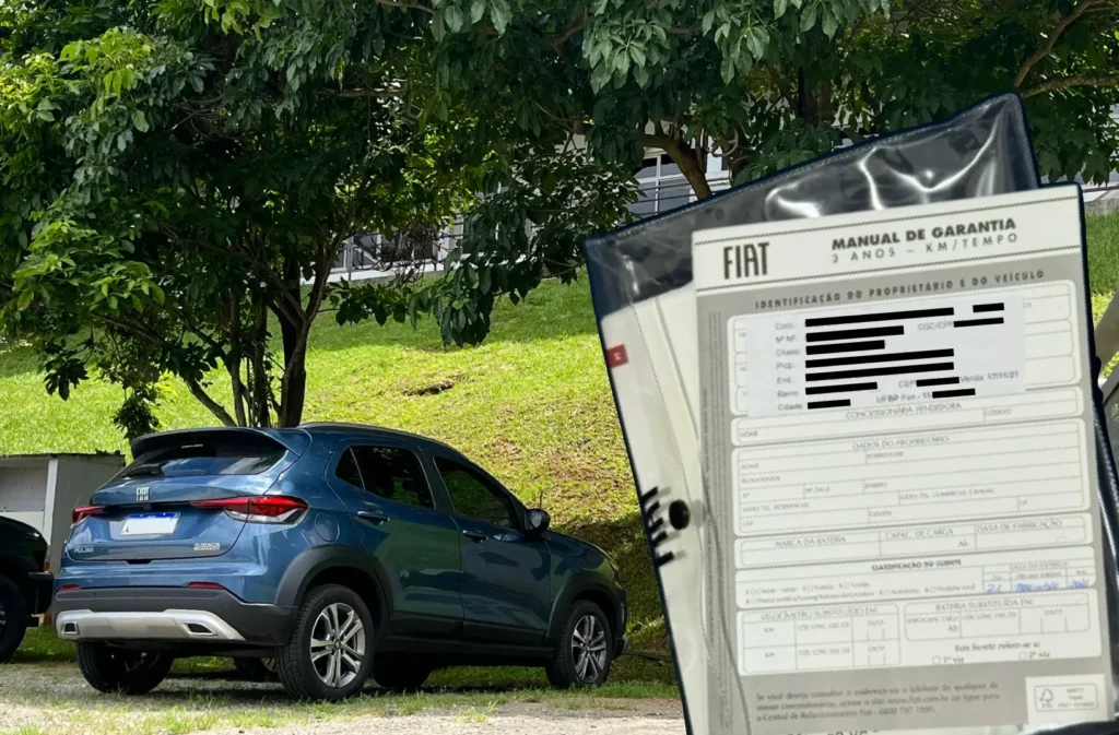 Fiat Pulse azul visto de trás embaixo de uma árvore com folheto de garantia no detalhe