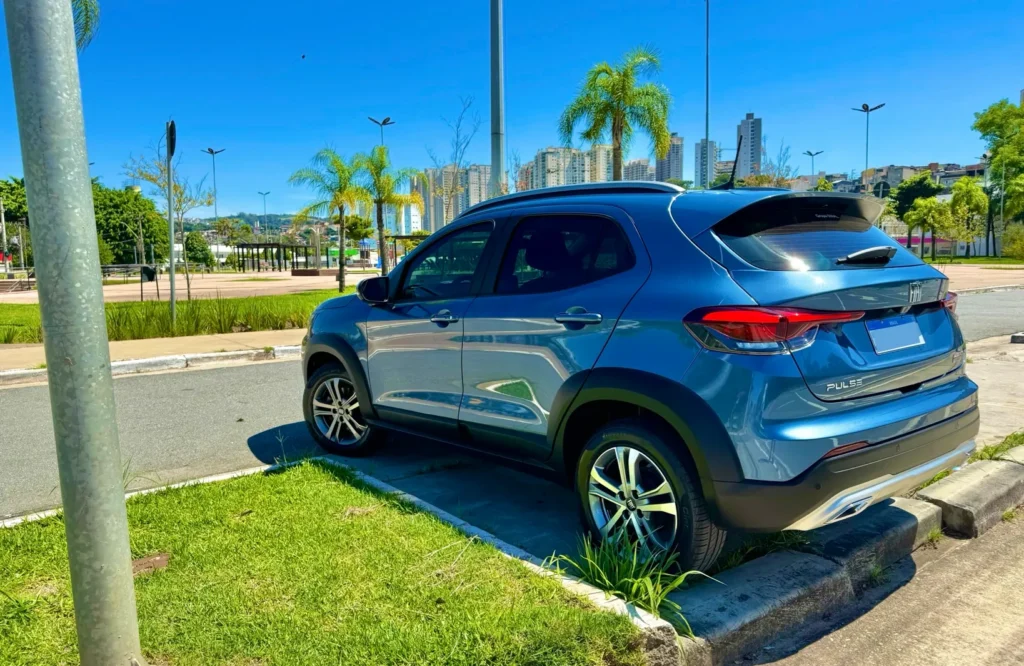 Fiat Pulse Audace azul visto de traseira na cidade