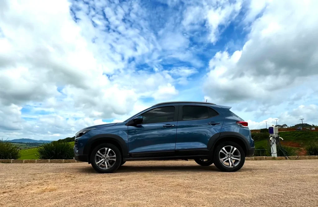 Fiat Pulse Audace azul cisto da lateral em uma paisagem