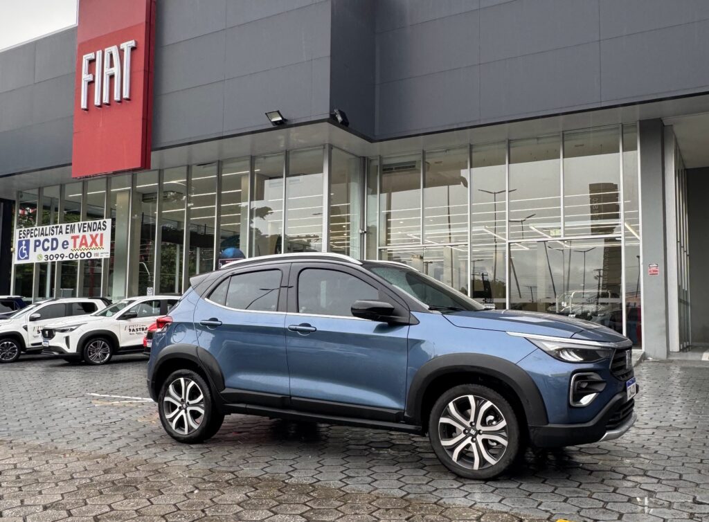 Fiat Pulse T200 Hybrid visto da lateral com concessionária Fiat ao fundo