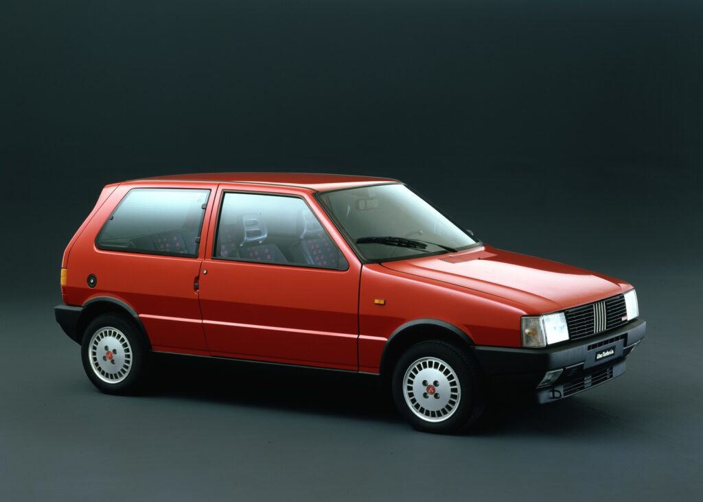 Fiat Uno Turbo europeu vermelho visto de lado