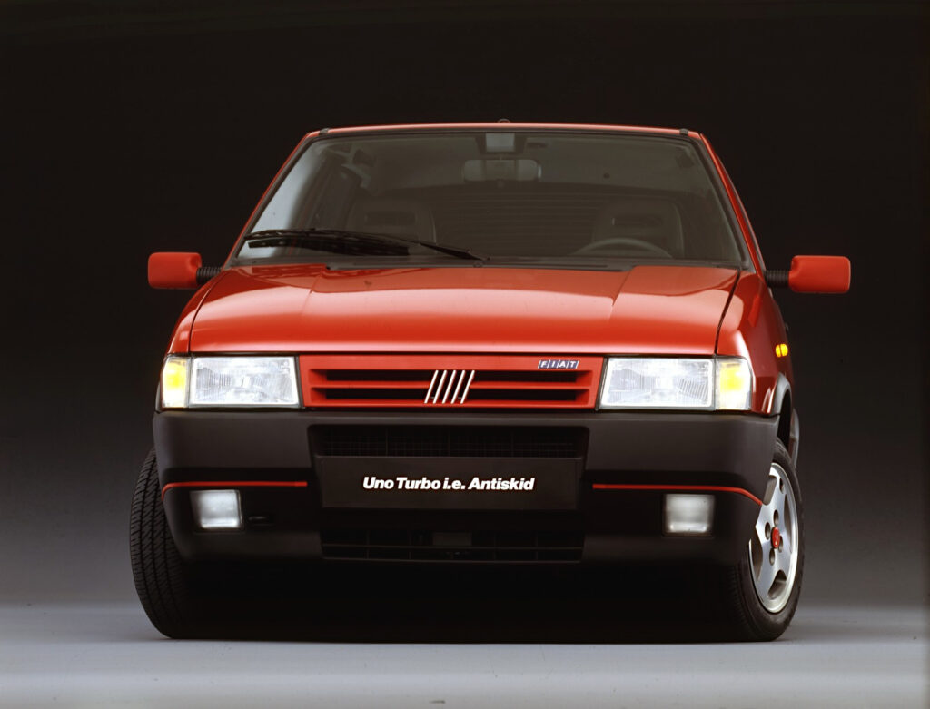 Fiat Uno Turbo europeu da segunda série visto de frente