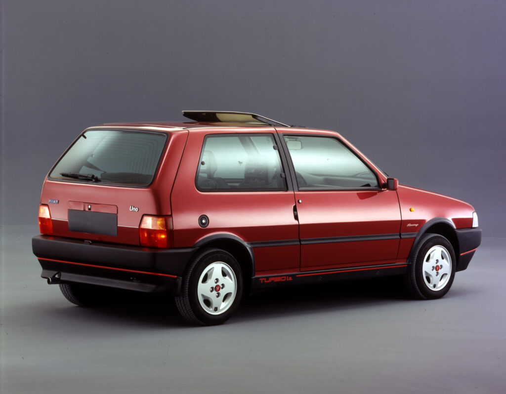 Fiat Uno Turbo europeu da segunda série visto de trás