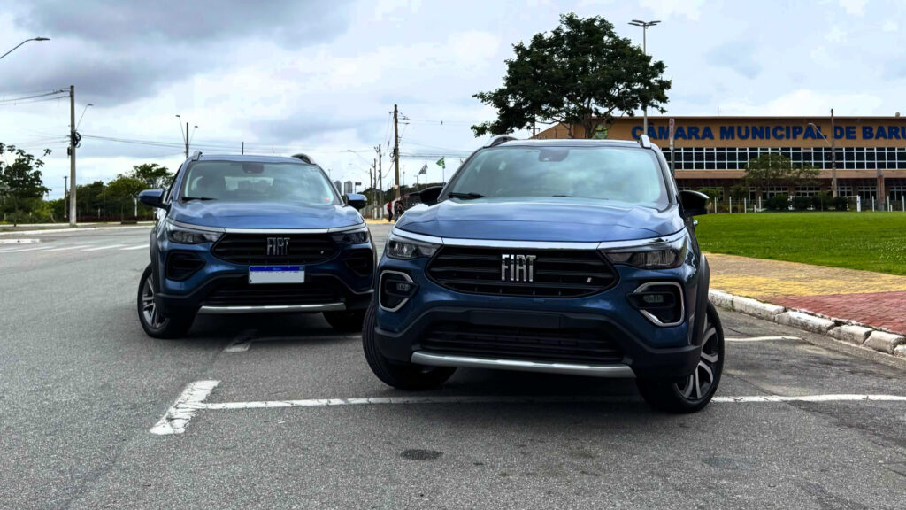 Dois Fiat Pulse azuis, um híbrido e outro a combustão, vistos de frente