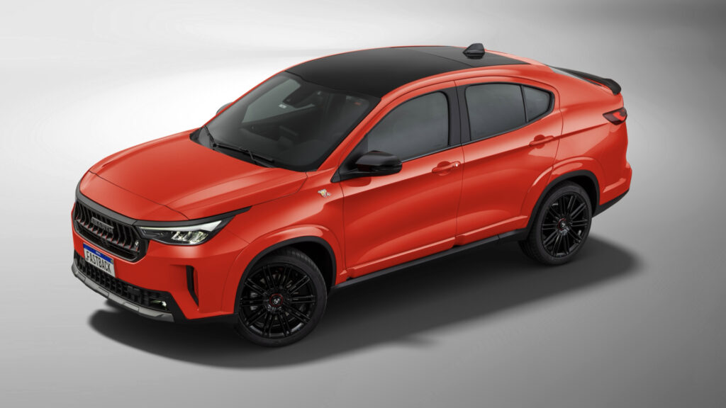 Fiat Fastback 2026 na versão Abarth, cor vermelha, visto de frente e de cima, mostrando o teto panorâmico