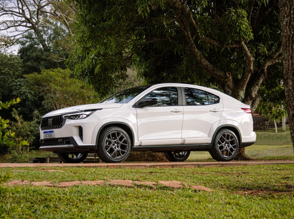 Fiat Fastback 2026 branco visto de lateral num jardim