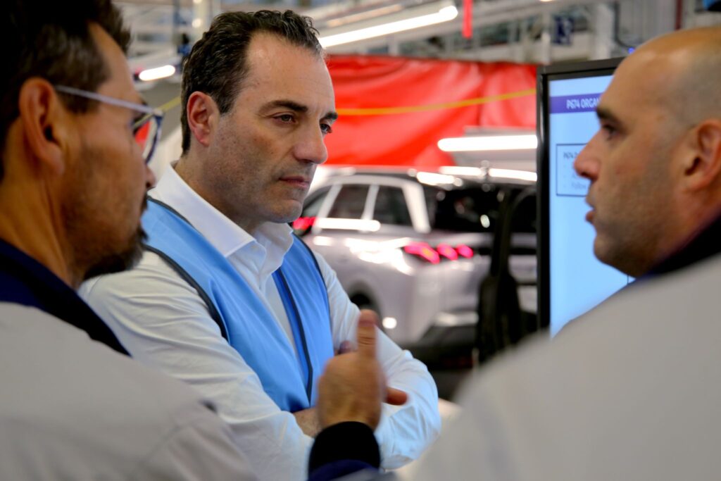 Antonio Filosa falando com operários em visita à fábrica da Stellantis na França.