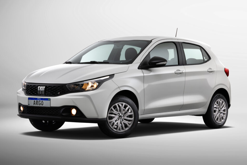 Fiat Argo na cor branca visto de frente.