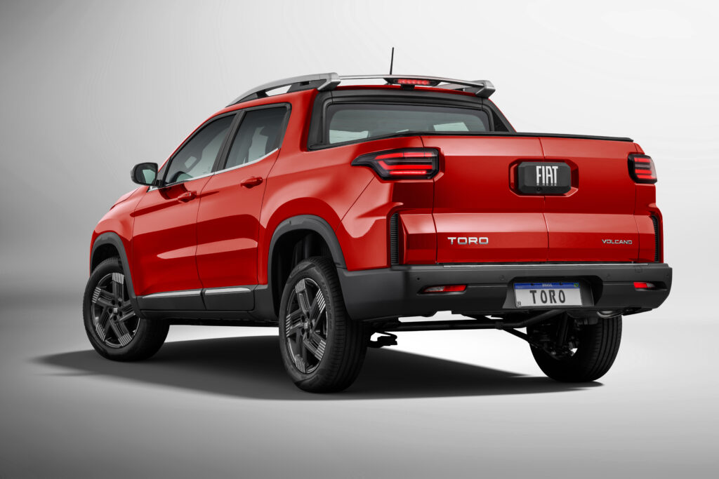 Fiat Toro 2026 na cor vermelha, versão Volcano, vista de trás