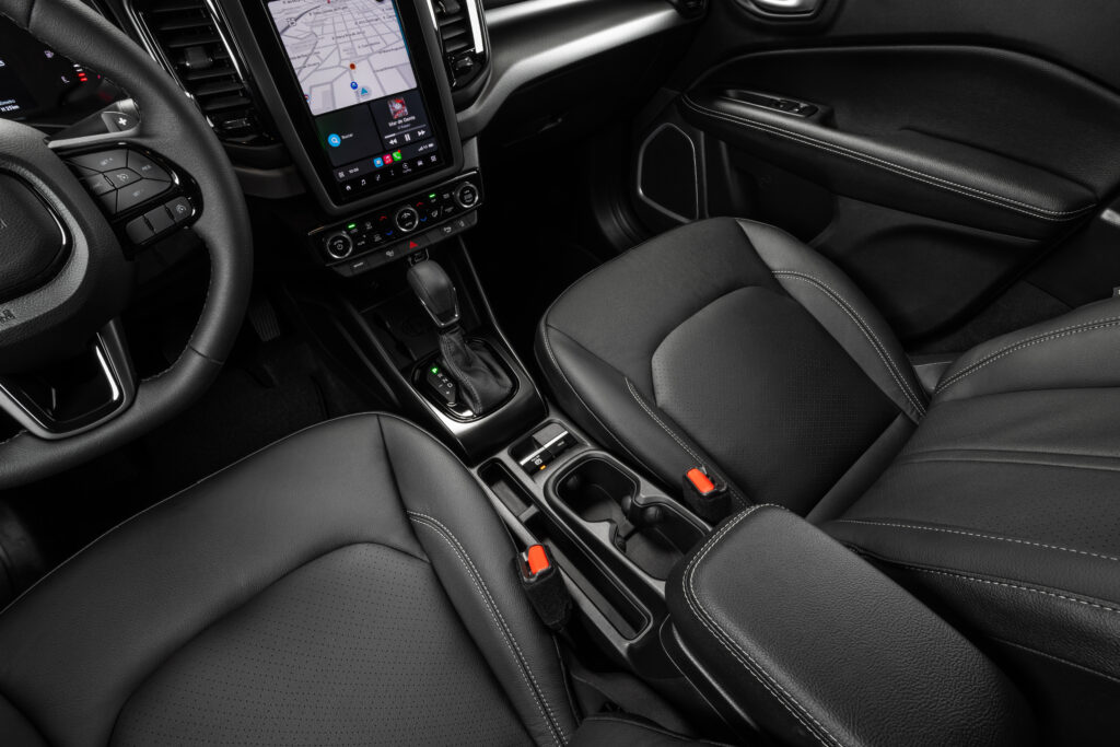 Interior da Fiat Toro 2026, com foco nos bancos dianteiros e no console central, com nova alavanca de câmbio e freio de mão eletrônico