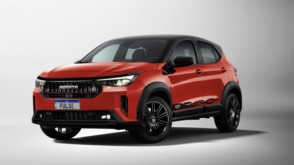 Fiat Pulse vermelho na versão Abarth com a série especial limitada Stranger Things, da Netflix